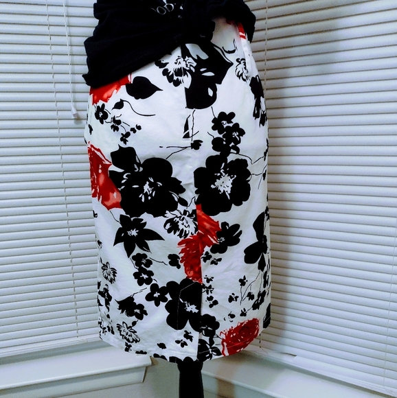 High waisted Floral Ruched Pencil Skirt - Picture 3 of 9